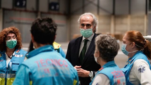 El consejero de Sanidad, Enrique Ruiz Escudero, conversa con profesionales sanitarios desplegados en Ifema.COMUNIDAD DE MADRID21/03/2020