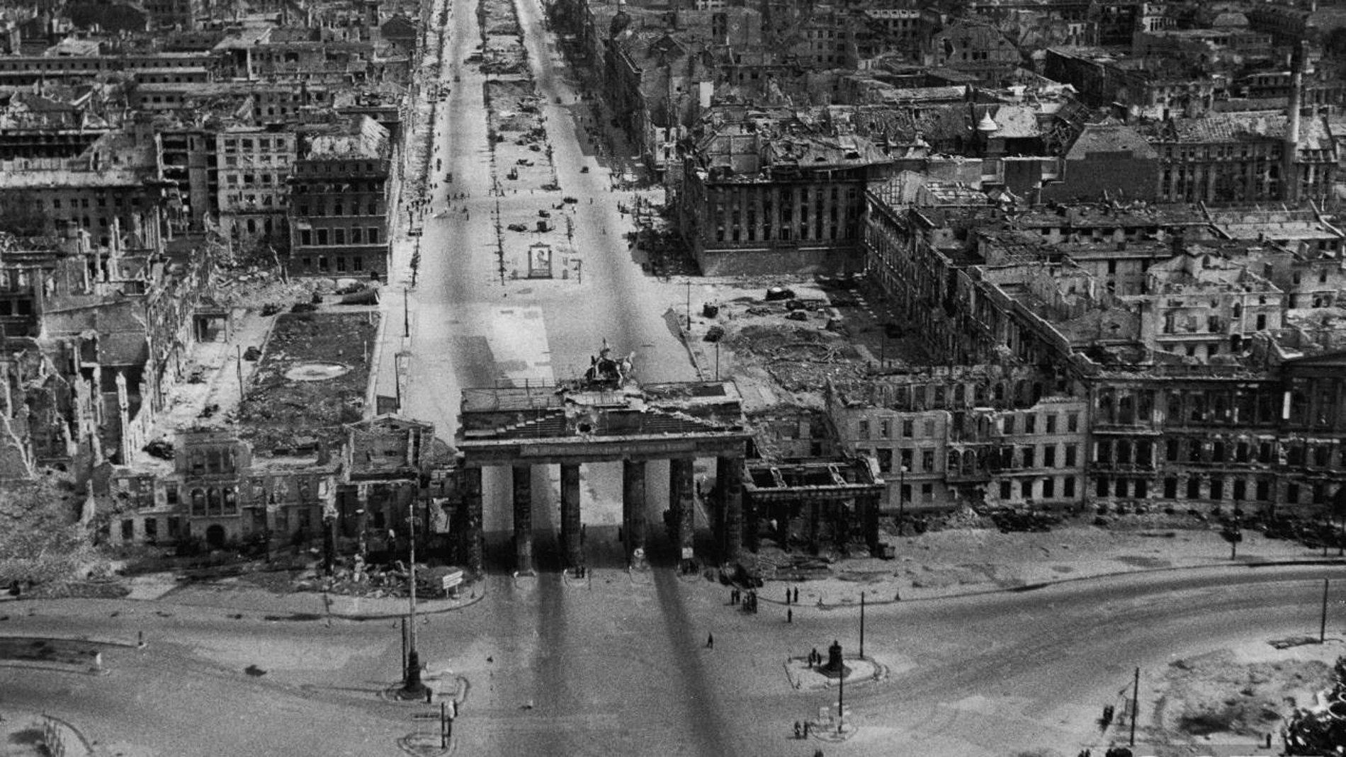 Vista aérea de la Puerta de Brandemburgo en 1945, con las calles vacías