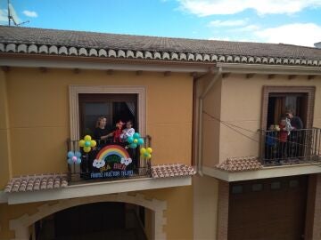 Una vecina de Huétor Tájar (Granada) organiza representaciones teatrales desde su balcón