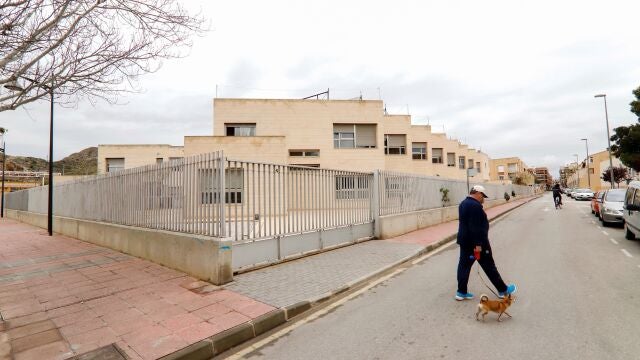 Una persona pasa por la puerta de la residencia de mayores Sergesa de Santomera (Murcia)