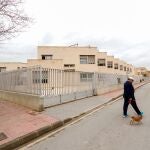 Una persona pasa por la puerta de la residencia de mayores Sergesa de Santomera (Murcia)