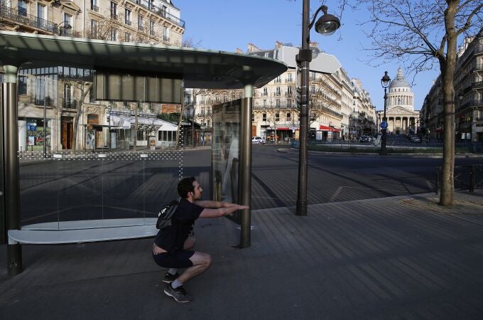 Un hombre hace deporte en París