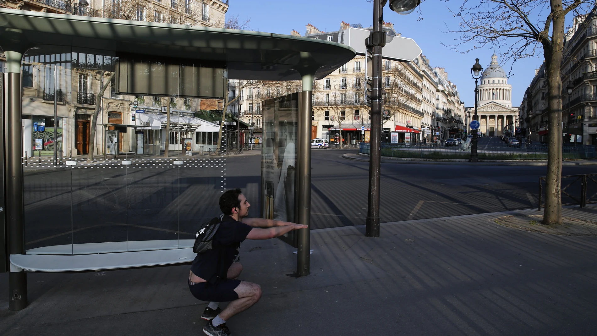 Un hombre hace deporte en París