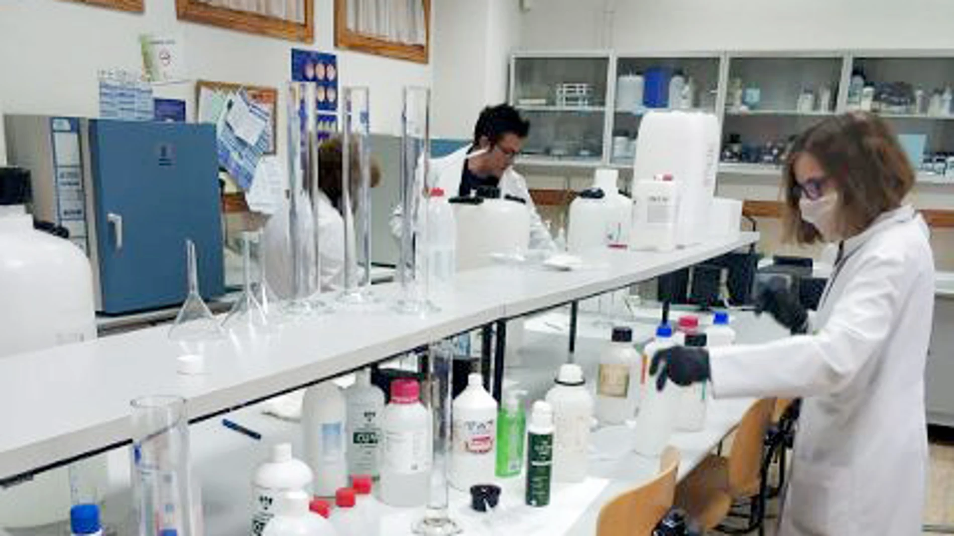 Profesores del IES María de Molina de Zamora fabrican gel hidroalcohólico para el hospital Virgen de la Concha