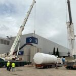 Fotografía facilitada por la Comunidad de Madrid de la instalación de depósitos de oxígeno líquido en el pabellón 9 del recinto ferial de Ifema que ha empezado ya a recibir a pacientes en los pabellones habilitados para enfermos de coronavirus.