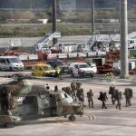 Helicópteros y camiones del Ejército han llegado este domingo al aeropuerto de Bilbao