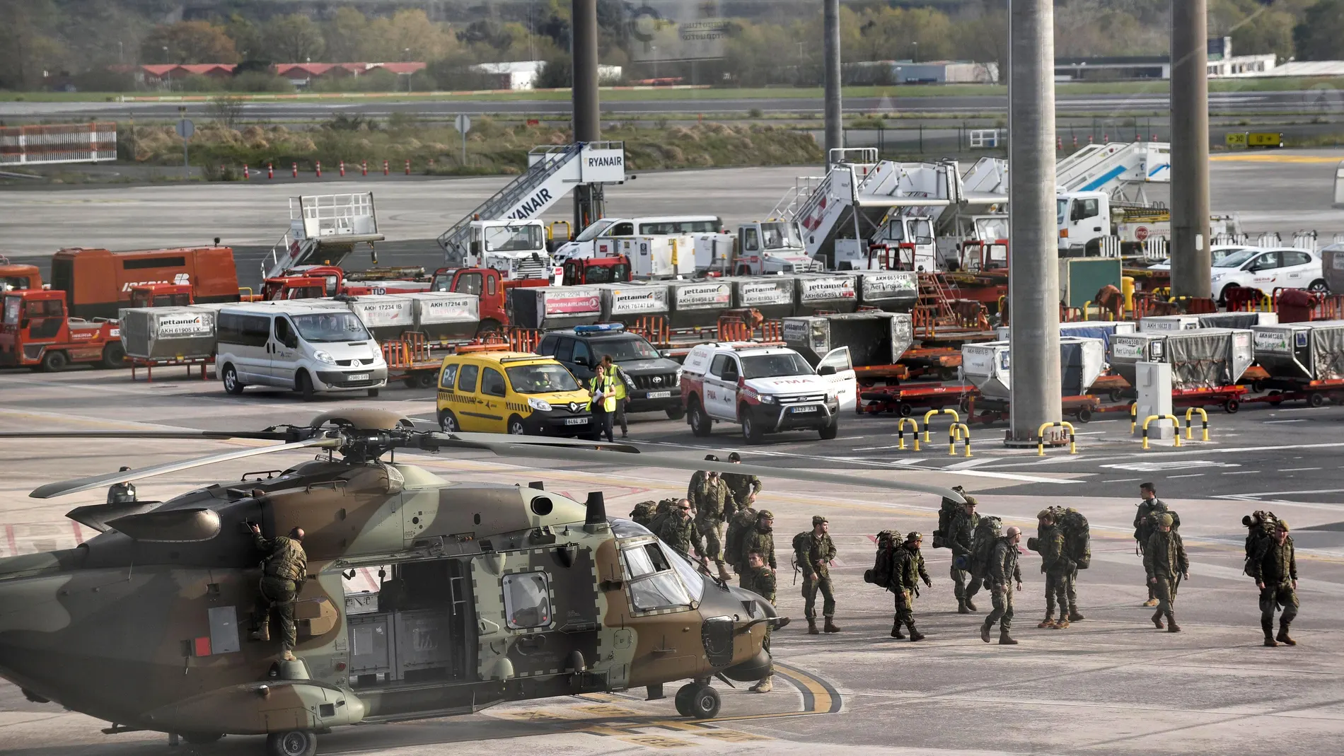 El Ejército llega al aeropuerto de Loiu para proceder a si desinfección