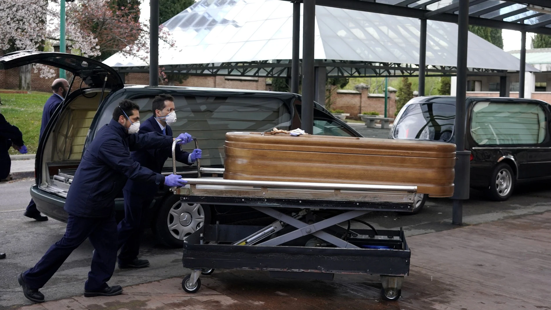 Operarios introducen ataúdes en el crematorio del cementerio de La Almudena en Madrid