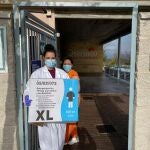 Reparto de material en una residencia de la provincia de Segovia