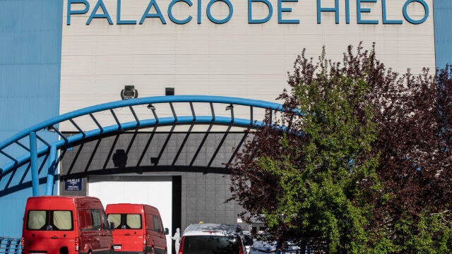 Varias furgonetas del Ejército trasladan cadáveres a la morgue del Palacio de Hielo de Madrid durante la primera oleada