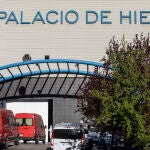 Varias furgonetas del Ejército trasladan cadáveres a la morgue del Palacio de Hielo de Madrid durante la primera oleada