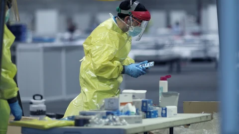 Un sanitario del SUMMA totalmente protegido trabaja en IFEMA durante el tercer día de funcionamiento