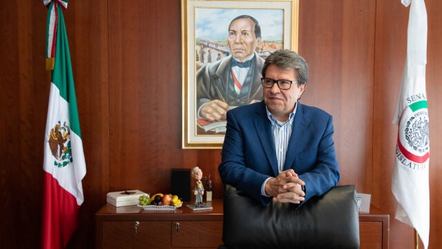 Monreal lleva casi 40 años en la vida pública mexicana