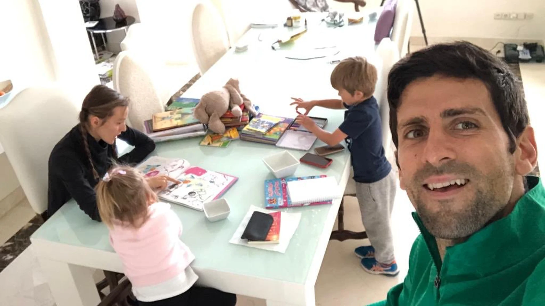 Djokovic, con su familia en la cuarentena / Twitter