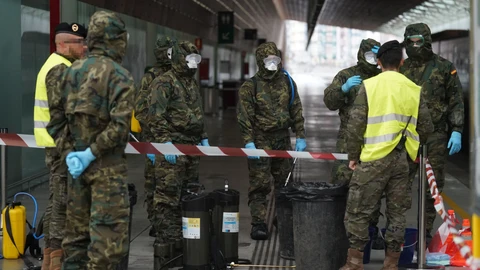 Un equipo de militares en la estación de Bilbao