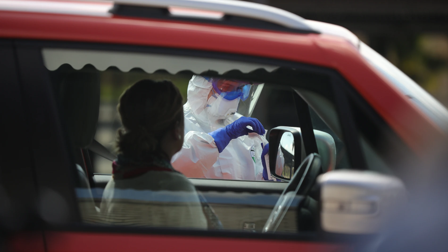 Test desde el coche de las pruebas del coronavirus en Sevilla