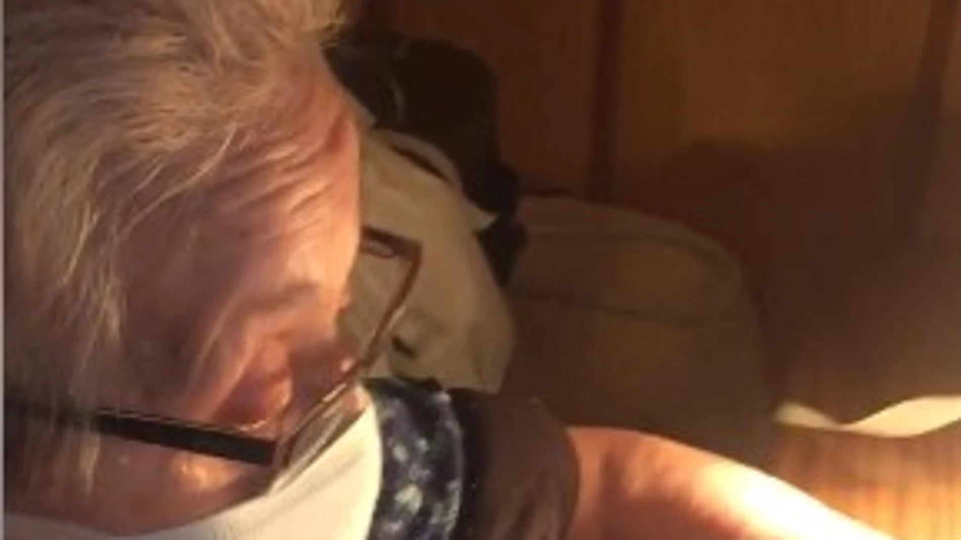 Una mujer de 88 años cose mascarillas, pese a tener parkinson