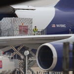 Un cargamento con material sanitario adquirido por Inditex es descargado en el aeropuerto de Zaragoza