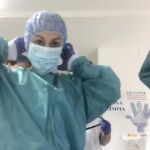 Las enfermeras trabajan en equipo con las auxiliares de enfermería, incluso para ponerse y quitarse la ropa