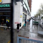 Varias personas esperan para poder entrar a comprar en un supermercado Mercadona de Madrid