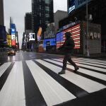 Un hombre cruza la calle cerca de Times Square