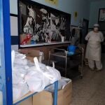 Reparto de comidas del programa de la Junta de Andalucía para menroes en riesgo de exclusión