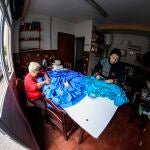 Rosario y Carmen confeccionan uno de los –pocos– trajes de flamenca que aún tienen que terminar en su taller familiar de Sevilla
