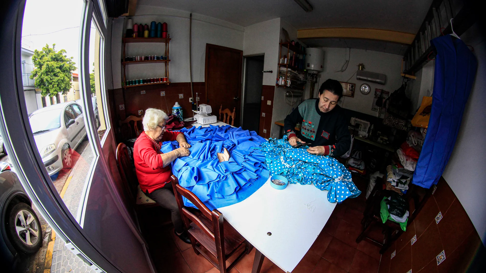 Rosario y Carmen confeccionan uno de los –pocos– trajes de flamenca que aún tienen que terminar en su taller familiar de Sevilla