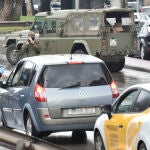 Un policía nacional con la ayuda de militares del ejército controla los puntos estratégicos de Murcia