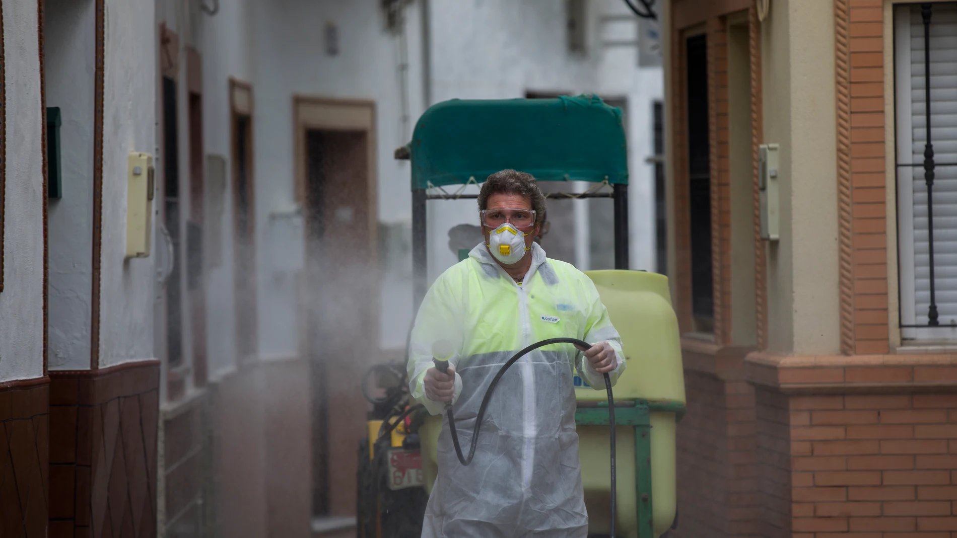 Agricultores aportan sus tractores y maquinaria para fumigar las calles de La Algaba