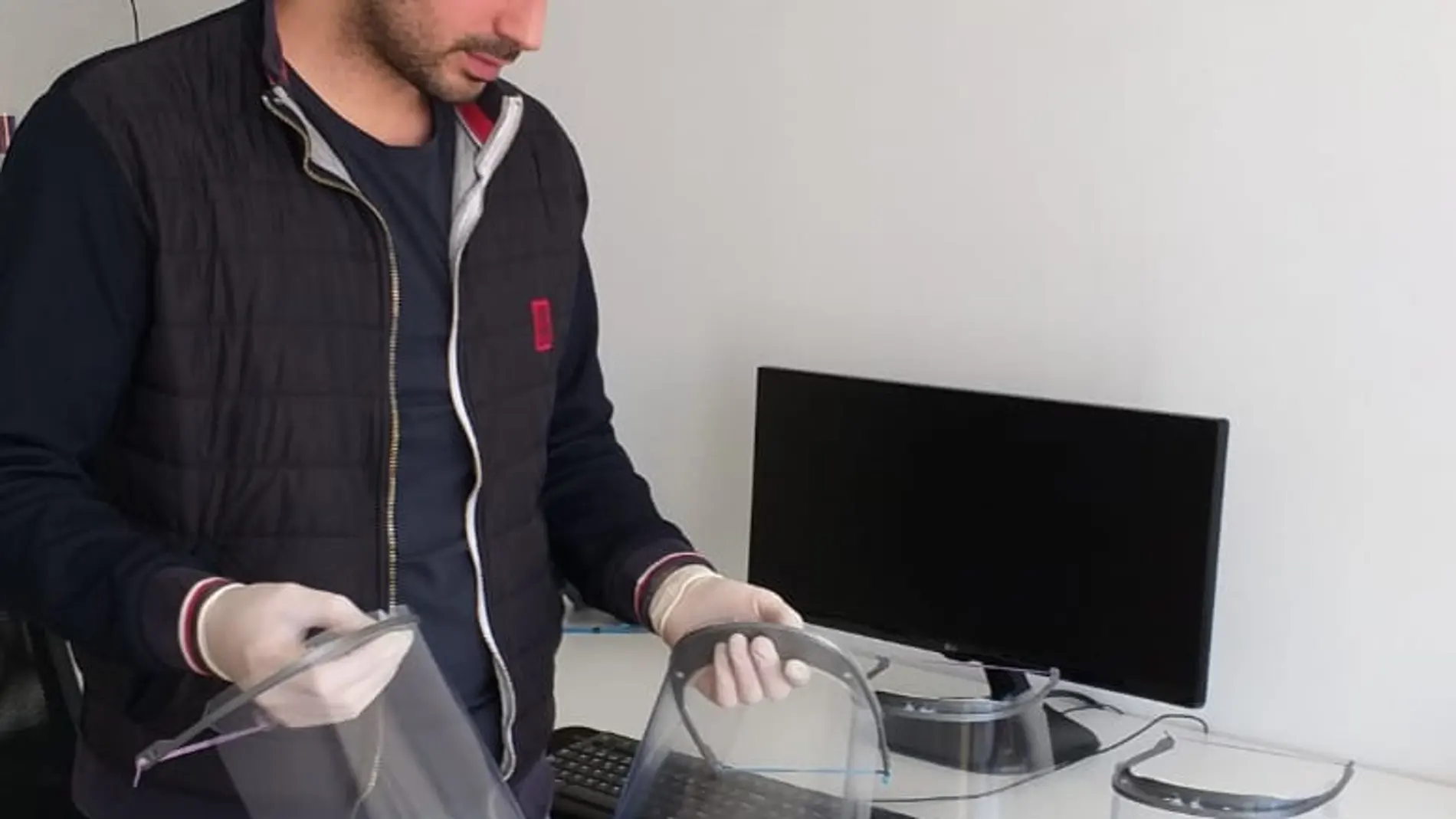 La empresa vallisoletana Irzón está produciendo de manera altruista máscaras de PVC para los más mayores