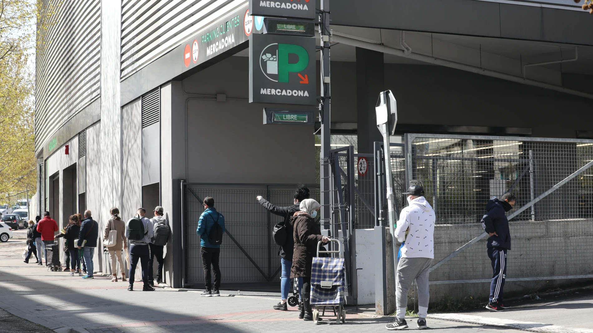 Largas colas para comprar en los establecimientos que no ha cerrado el Gobierno