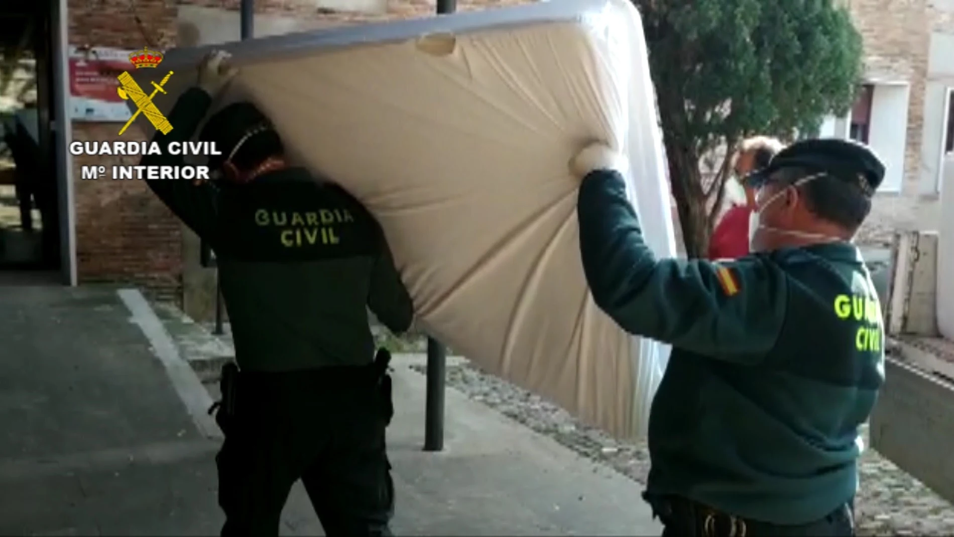 Coronavirus.-La Guardia Civil ayuda en una residencia de mayores en Fitero y a personas sin recursos en otros municipios
