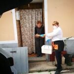 Yolanda reparte la compra que ha realizado para los ancianos de Cogeces del Monte, Valladolid