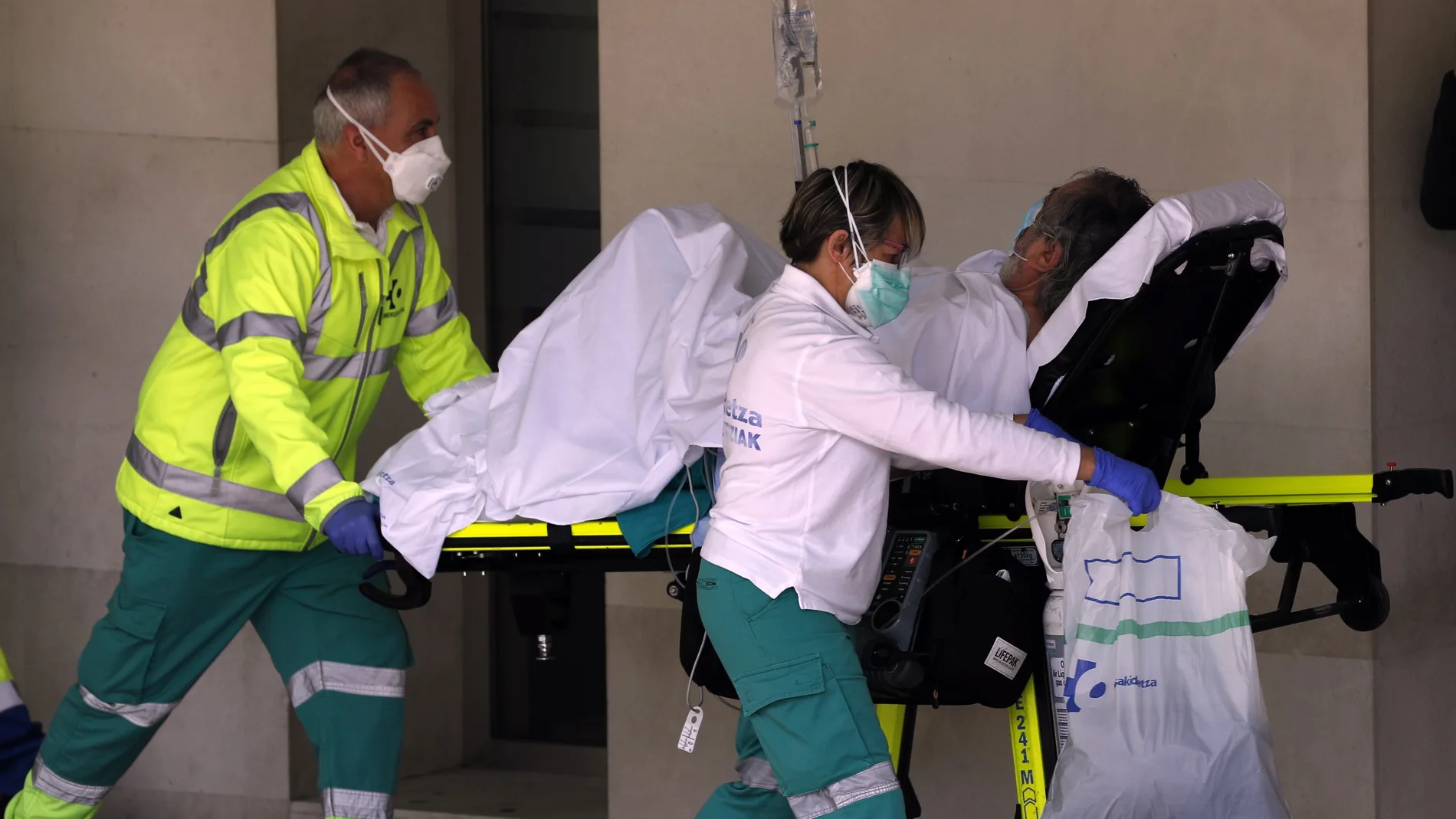 Sanitarios de una ambulancia trasladan a un enfermo con oxigeno al hospital