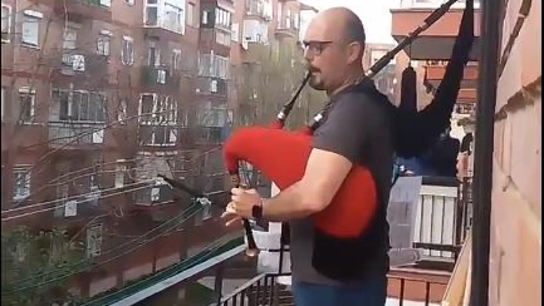 Carlos Ayuso interpreta la "Primavera" de Vilvaldi desde su balcón en Valladolid
