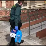 La Guardia Civil lleva la compra a una de las viudas de los guardias fallecidos por coronavirus