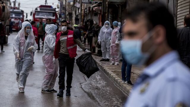 Trabajadores sanitarios desinfectan las calles de Qamishli, Siria