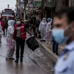 Trabajadores sanitarios desinfectan las calles de Qamishli, Siria