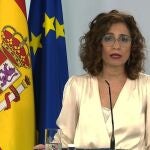 Captura de vídeo de la señal institucional del Palacio de la Moncloa, de la ministra de Hacienda y portavoz del Gobierno, María Jesús Montero, durante su intervención en la rueda de prensa este martes posterior a la reunión del Consejo de Ministros