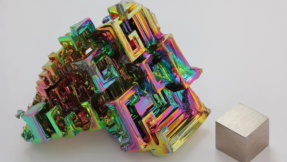 Cristal de bismuto oxidado y cubo de bismuto
