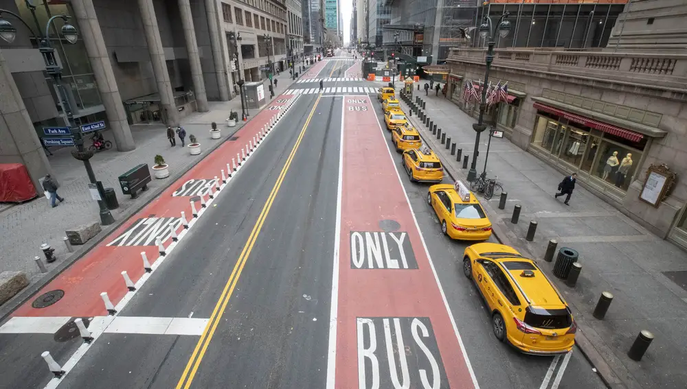 Calles vacías y taxis esperando a las afueras de la Grand Central Terminal, en Nueva York