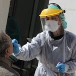 Profesionales de Madrid Salud, protegidos con batas, máscaras y guantes, efectúan pruebas para detectar el coronavirus (Imagen de archivo)