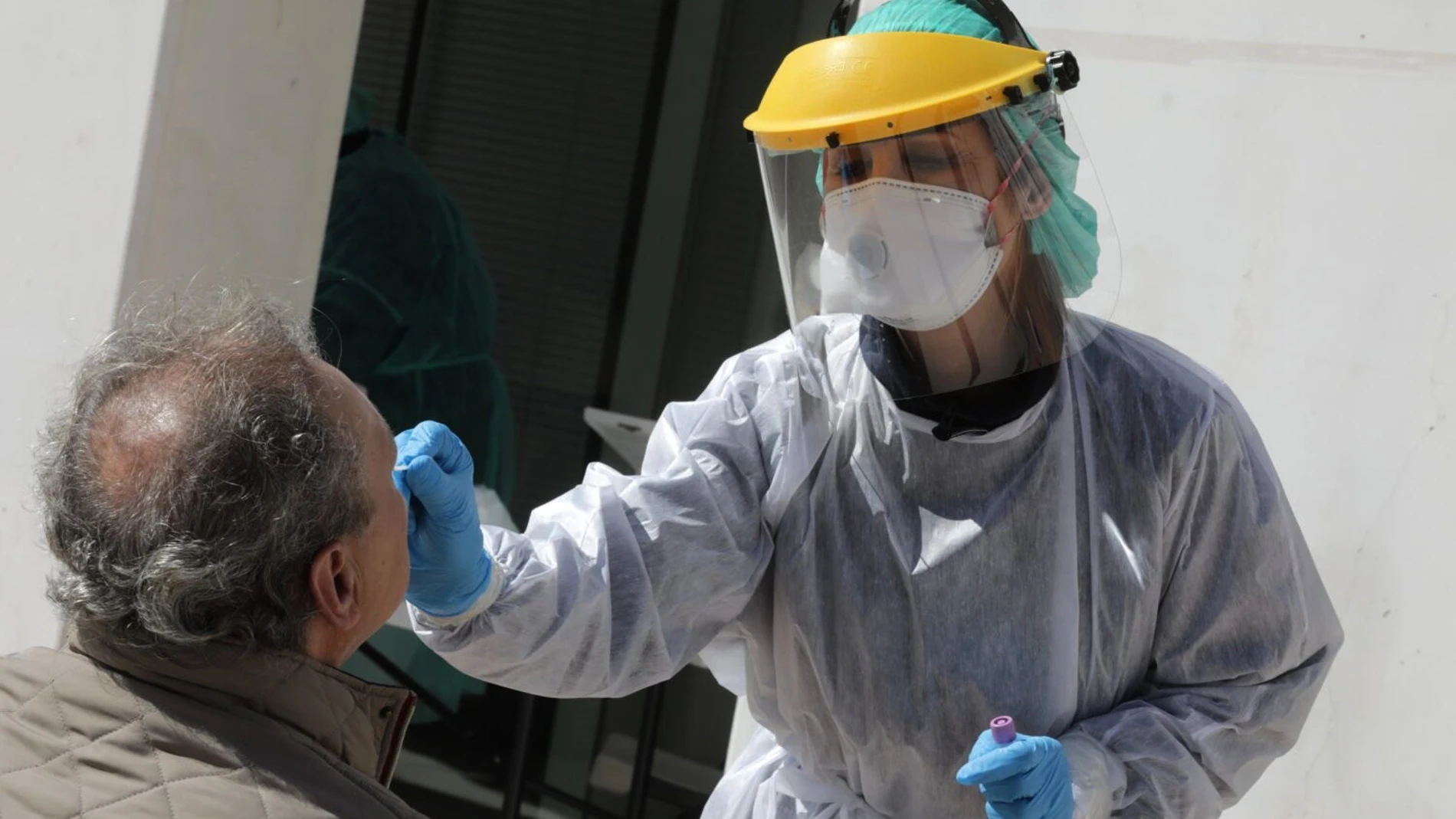 Profesionales de Madrid Salud, protegidos con batas, máscaras y guantes, efectúan pruebas para detectar el coronavirus (Imagen de archivo)