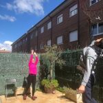 Ana Carlota Amigo, portavoz del Grupo Parlamentario Ciudadanos, juega al baloncesto con su hijo en una terraza exterior que tiene en su casa de León