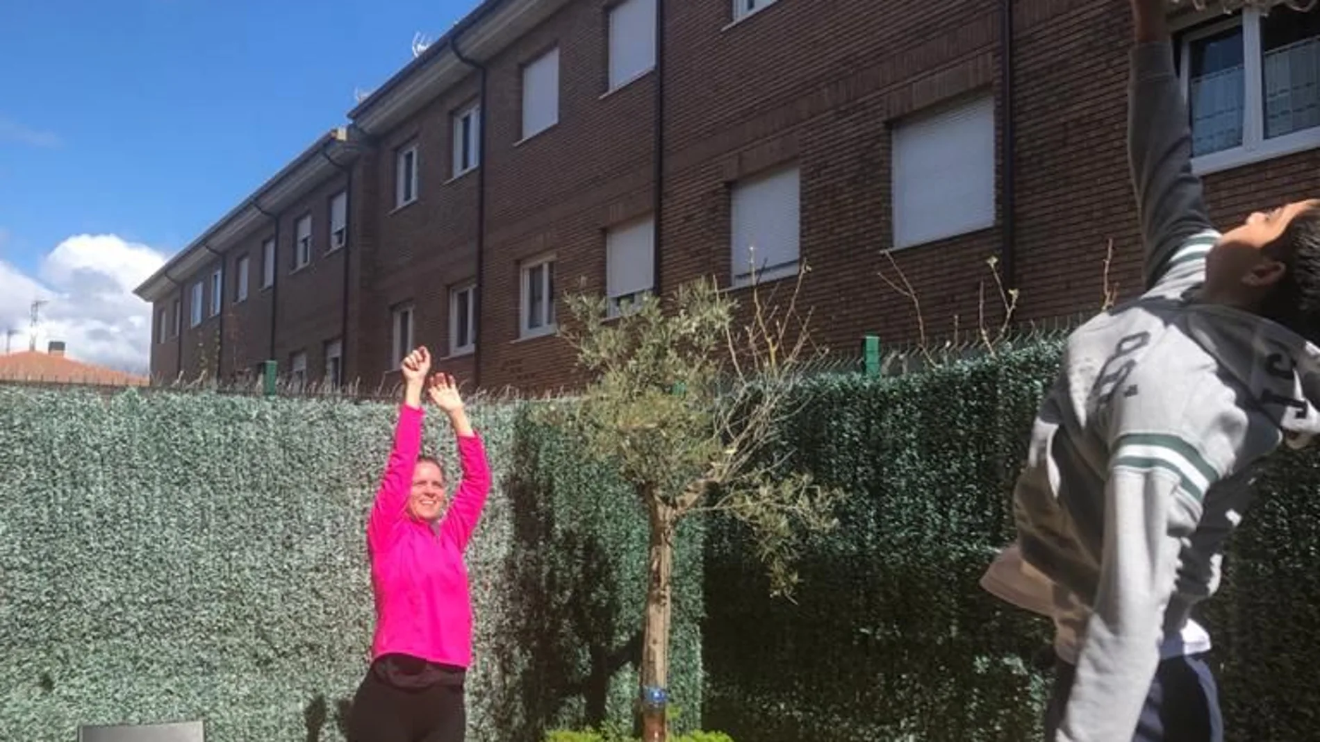 Ana Carlota Amigo, portavoz del Grupo Parlamentario Ciudadanos, juega al baloncesto con su hijo en una terraza exterior que tiene en su casa de León