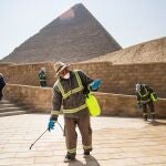 Varias personas desinfectan las inmediaciones de las pirámides de Giza en El Cairo, Egipto este miércoles durante el aislamiento para frenar el coronavirus/EFE