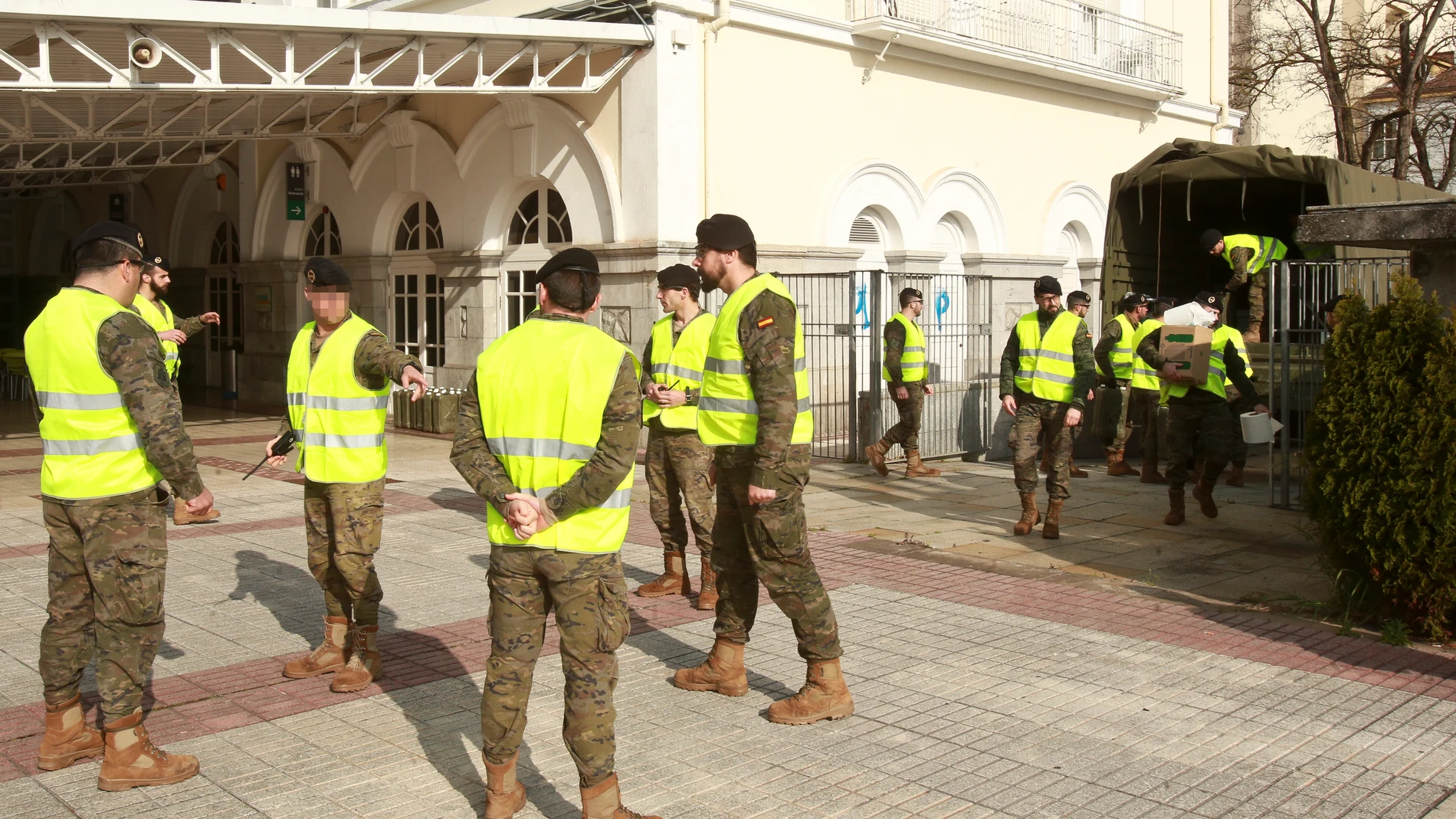 El Ejército desinfecta la estación de tren de Vitoria-Gasteiz