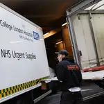 Un camión entrega material sanitario urgente en un hospital de Londres/EFE