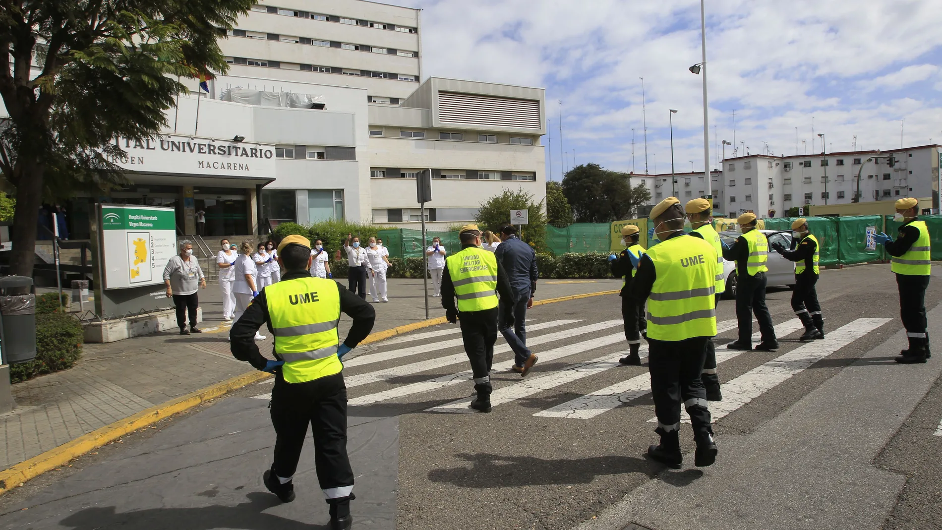 Efectivos de la UME llegan al hospital Virgen Macarena de Sevilla